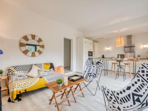 un salon avec un canapé et des chaises dans l'établissement Apartment Résidence Le Clos des Lavandes by Interhome, à La Croix-Valmer