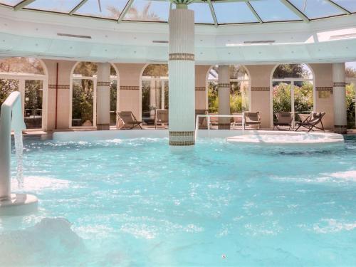 - une piscine dans un bâtiment avec une grande piscine dans l'établissement Apartment Les Calanques Spa Thalassothérapie-4 by Interhome, aux Issambres