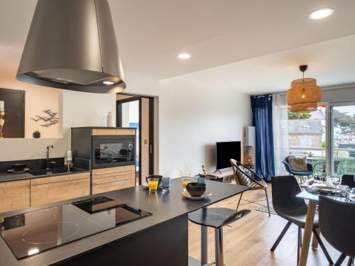 Apartment La Cormorane-5 by Interhome في كارناك: مطبخ وغرفة معيشة مع طاولة وكراسي