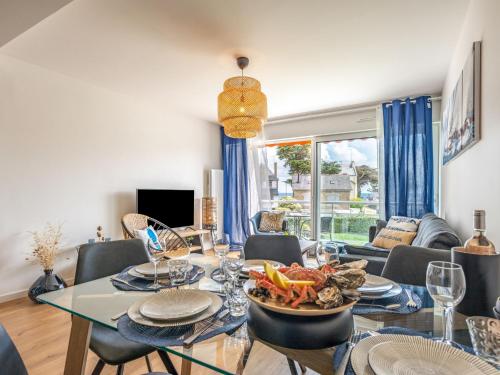 TV a/nebo společenská místnost v ubytování Apartment La Cormorane-5 by Interhome