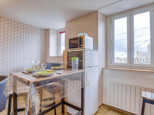 La cuisine est équipée d'une table, d'un four micro-ondes et d'un réfrigérateur. dans l'établissement Apartment Le Gambetta by Interhome, à Saint-Malo