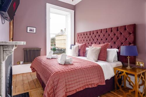 een slaapkamer met een groot bed en een raam bij Darcys' View in Bath