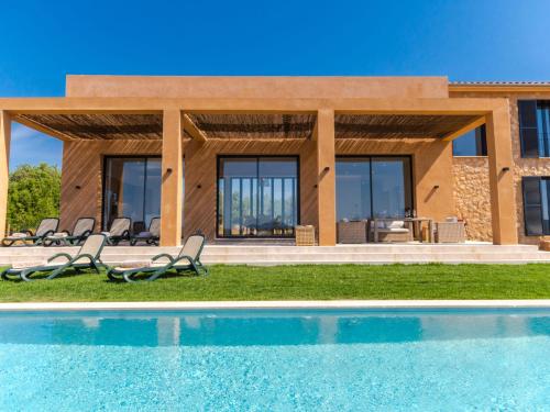ein Haus mit einem Swimmingpool vor einem Haus in der Unterkunft Villa Can Navarro by Interhome in Inca