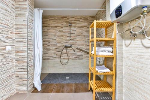 Kylpyhuone majoituspaikassa Laramond Barcelona Rooms