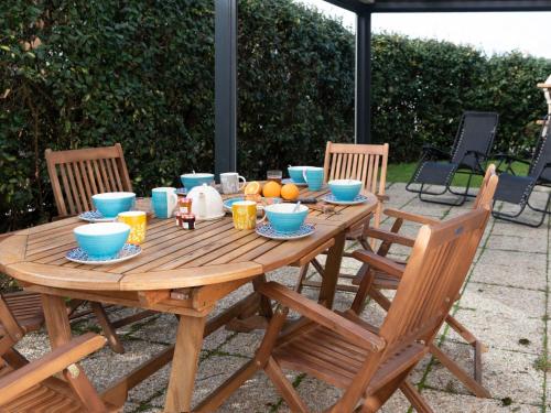une table en bois avec des bols de fruits dans l'établissement Holiday Home Maison Pauline by Interhome, à Carnac