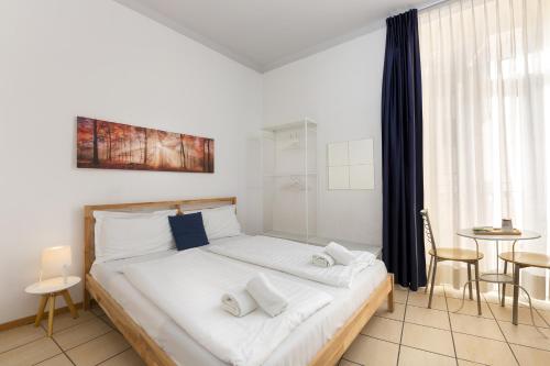 Postel nebo postele na pokoji v ubytování GuestHouse Lugano Studio Apartments by LR
