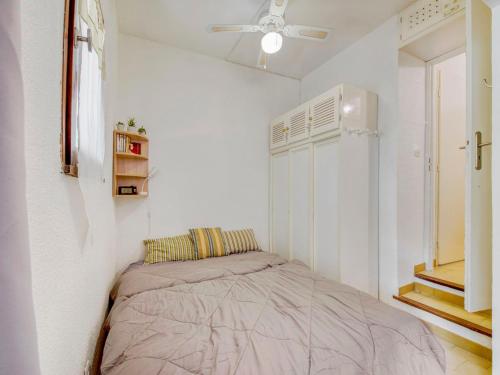 - une petite chambre avec un lit et un ventilateur de plafond dans l'établissement Studio Val des Chênes-7 by Interhome, à Cavalaire-sur-Mer