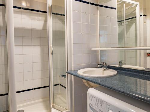 ein Bad mit einem Waschbecken und einer Dusche in der Unterkunft Apartment Broussais by Interhome in Saint-Malo