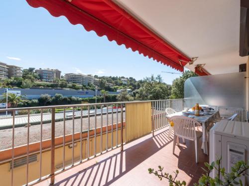 un balcon avec vue sur l'eau dans l'établissement Apartment Le Suzy by Interhome, à Cavalaire-sur-Mer