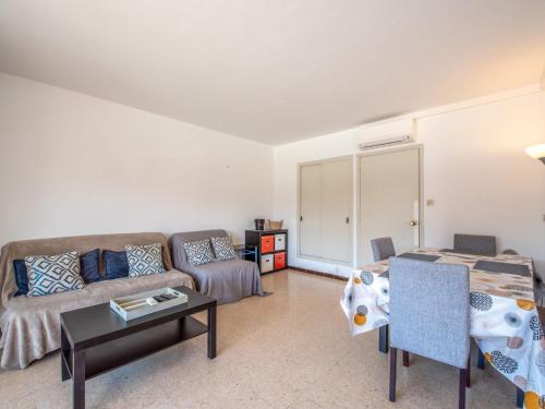 un salon avec un canapé et une table dans l'établissement Apartment Le Suzy by Interhome, à Cavalaire-sur-Mer