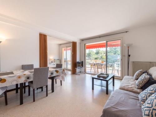 - un salon avec un canapé et une table à manger dans l'établissement Apartment Le Suzy by Interhome, à Cavalaire-sur-Mer