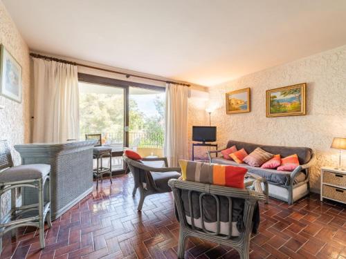 un salon avec un canapé et des chaises dans l'établissement Apartment Porto di Mar-14 by Interhome, à Cavalaire-sur-Mer