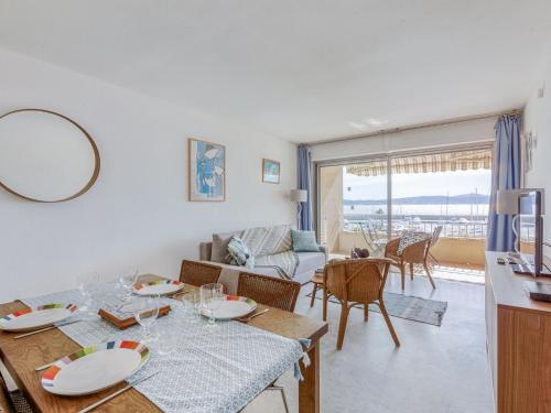 une salle à manger et un salon avec une table et des chaises dans l'établissement Apartment Les Mimosas by Interhome, à Sainte-Maxime