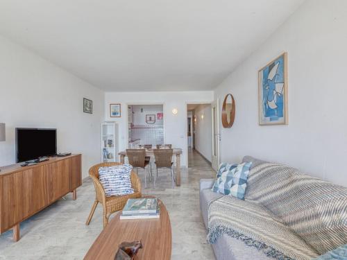un salon avec un canapé et une table dans l'établissement Apartment Les Mimosas by Interhome, à Sainte-Maxime