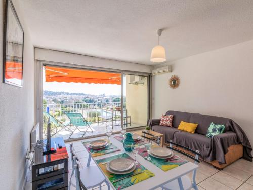 un salon avec un canapé et une table dans l'établissement Apartment Les Côteaux du Préconil-3 by Interhome, à Sainte-Maxime