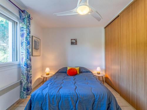 - une chambre dotée d'un lit bleu avec un ballon rouge dans l'établissement Apartment Les Côteaux du Préconil-3 by Interhome, à Sainte-Maxime