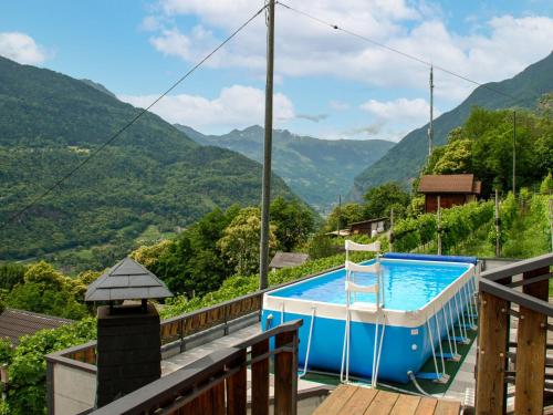 een uitzicht vanaf het terras van een villa met zwembad en bergen bij Holiday Home Casa Pina by Interhome in Malvaglia