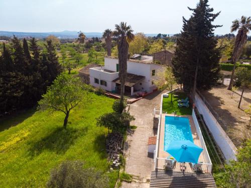 una vista aérea de una villa con piscina en Holiday Home Es Muntant by Interhome, en Establiments