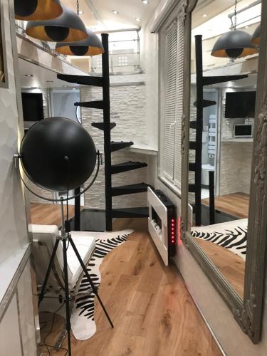 une petite maison avec un escalier et une chambre dans l'établissement Superbe Triplex au Coeur de Montorgueil, à Paris