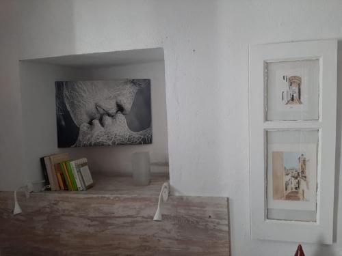 ベヘール・デ・ラ・フロンテーラにあるLa Casita de Bellidoの壁面の頭の絵付きの部屋