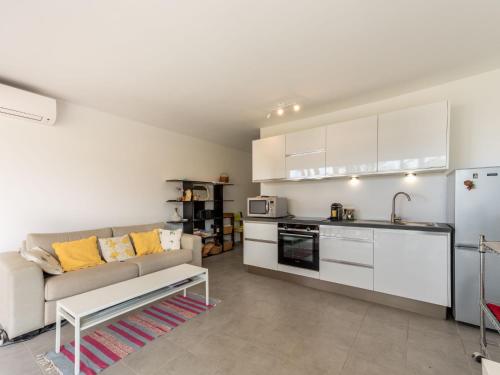 un salon avec un canapé et une cuisine dans l'établissement Studio De la Plage-3 by Interhome, à Cavalaire-sur-Mer