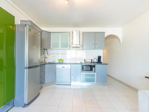 A kitchen or kitchenette at Apartment Sant Maurici-25 by Interhome