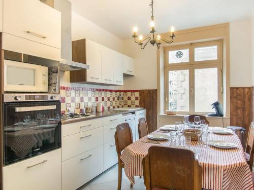 - une cuisine avec une table et une nappe dans l'établissement Apartment Le Cap Horn by Interhome, à Saint-Malo