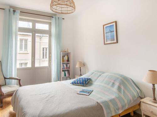 une chambre blanche avec un lit et une fenêtre dans l'établissement Apartment Le Cap Horn by Interhome, à Saint-Malo