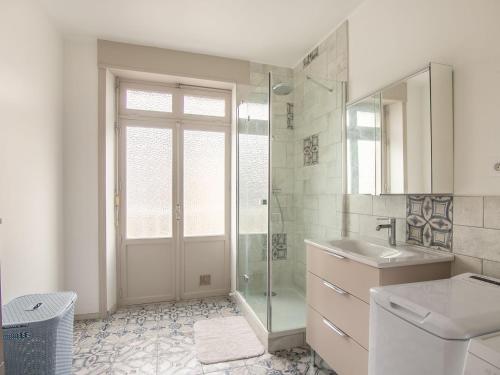 une salle de bain avec une douche, un lavabo et des toilettes dans l'établissement Apartment Le Cap Horn by Interhome, à Saint-Malo