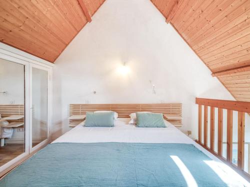 une chambre avec un grand lit avec des oreillers bleus dans l'établissement Apartment Les Druides-2 by Interhome, à Carnac