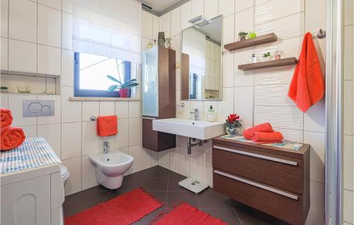 3 Bedroom Lovely Apartment In Svetvincenat衛浴