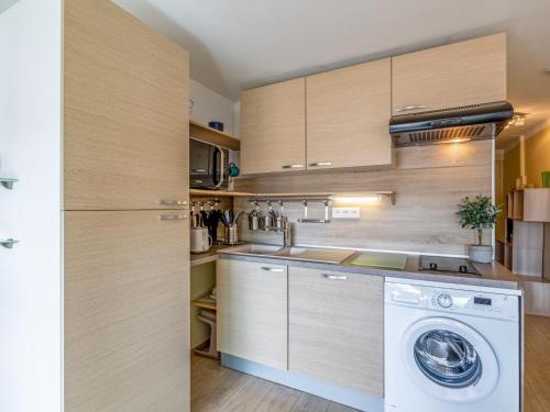 une cuisine avec laveuse et sécheuse dans l'établissement Apartment Les Coralines-5 by Interhome, à Sainte-Maxime