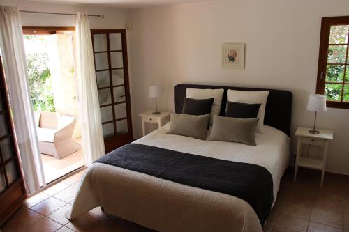 ein Schlafzimmer mit einem großen Bett und einer Glasschiebetür in der Unterkunft Villa Golf Azur in Saint-Raphaël