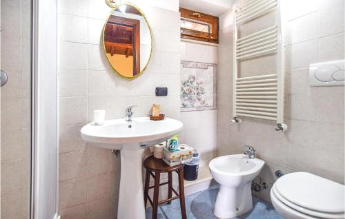 ein Badezimmer mit einem Waschbecken, einem WC und einem Spiegel in der Unterkunft Gorgeous Home In Subiaco With Wifi in Subiaco