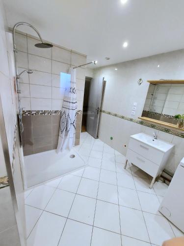 une salle de bain blanche avec une douche et un lavabo dans l'établissement K&N - Maison à partager avec d'autres voyageurs - Chambre privée - Jardin - Balcon, à Vaulx-en-Velin
