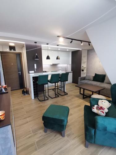 een woonkamer met een bank en een tafel en stoelen bij Apartman Šujdović24 in Divčibare