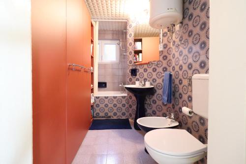 y baño con aseo y lavamanos. en Apartment villa Blaschki, en Opatija