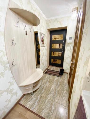 baño con aseo blanco en una habitación en Apartments Ahmetova 4 21 en Almaty