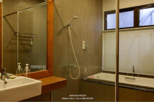 een badkamer met een douche, een wastafel en een bad bij Vimala Hills Villa 2BR atau 3BR in Megamendung