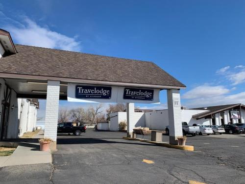 a building with a sign that reads traveler garage at Travelodge by Wyndham Green River UT in Green River