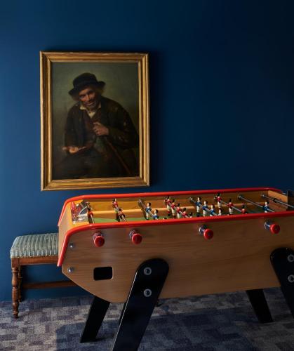 a painting of a man playing chess on a pool table at Maison du Val - Les Maisons de Campagne in Saint-Germain-en-Laye
