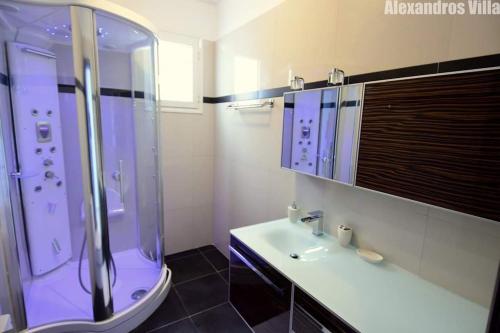een badkamer met een douche en een wastafel bij Alexandros Villa Luxury Achiilion Corfu in Perama