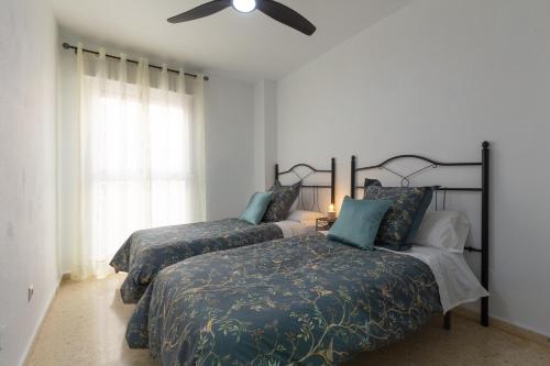 Кровать или кровати в номере Luminoso apartamento de dos habitaciones con terraza y parking en el centro