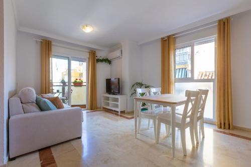 Luminoso apartamento de dos habitaciones con terraza y parking en el centro