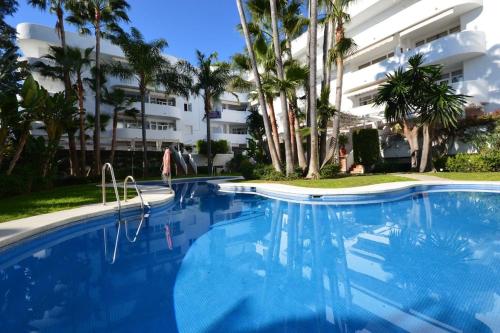 Contemporary Apartment across Marbella Club Hotel