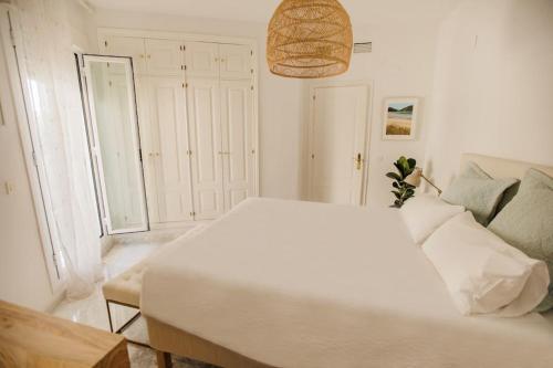 Contemporary Apartment across Marbella Club Hotel