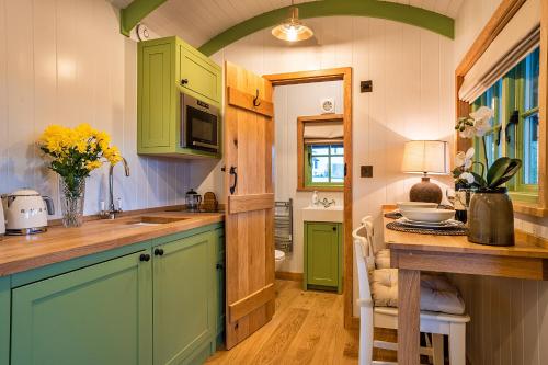 Kuchyňa alebo kuchynka v ubytovaní Finest Retreats - The Shepherd's Hut at Northcombe Farm