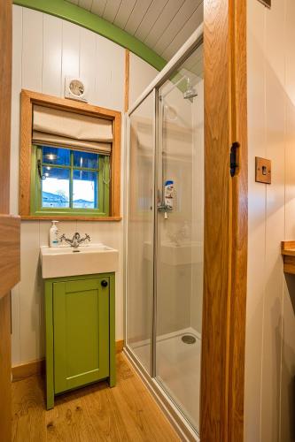 Ένα μπάνιο στο Finest Retreats - The Shepherd's Hut at Northcombe Farm