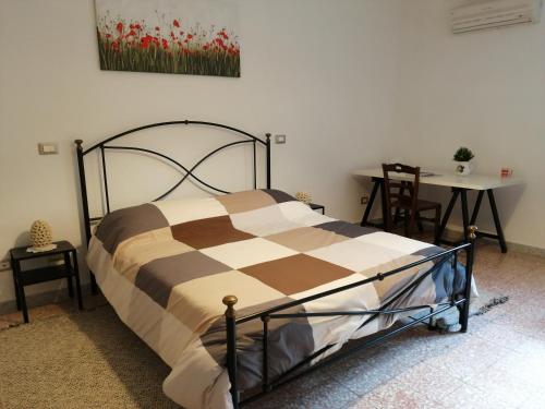um quarto com uma cama, uma mesa e uma mesa; em CASA MINU' - Affitti Brevi Italia em Bari