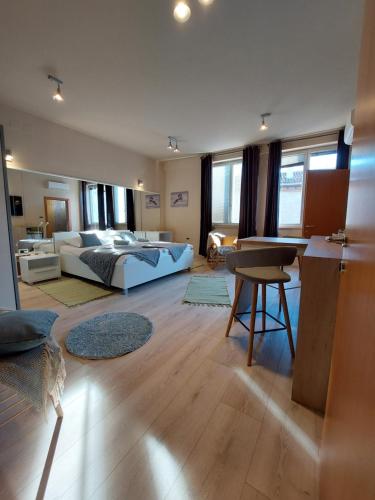 Room and Apartments Antea في روفينج: غرفة معيشة كبيرة مع سرير وطاولة